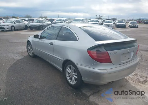 2002 Mercedes-Benz C 230 z USA, uszkodzony, nr VIN WDBRN47J22A267179